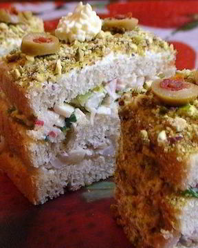 Закусочные тортики с сельдью и крабовыми палочками