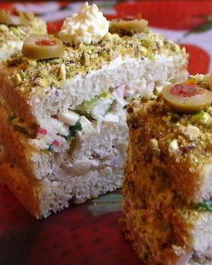 Закусочные тортики с сельдью и крабовыми палочками