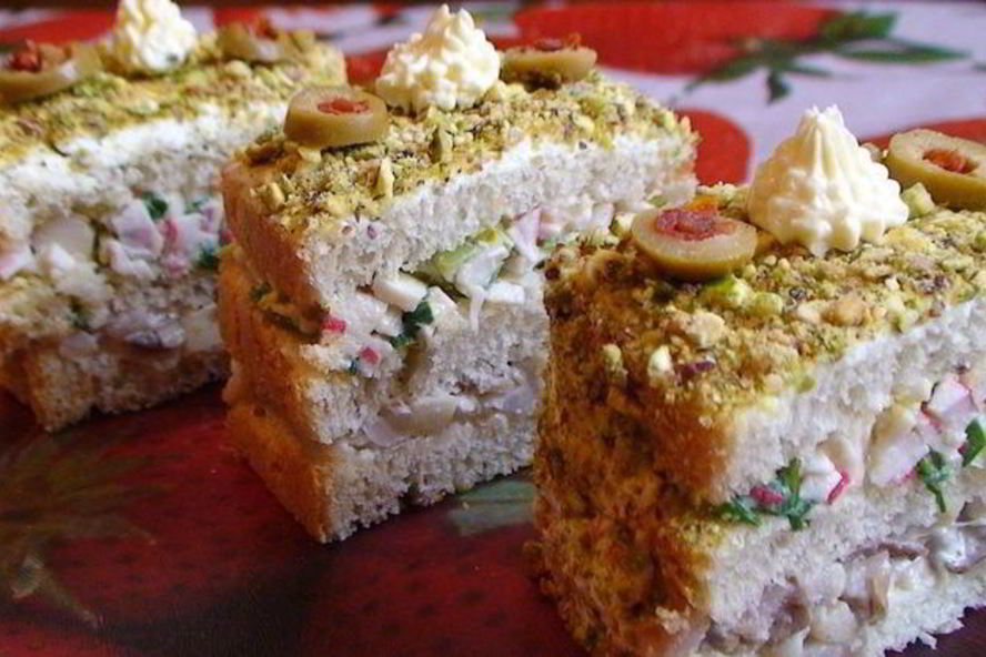 Рецепт закусочных тортиков с сельдью и крабовыми палочками