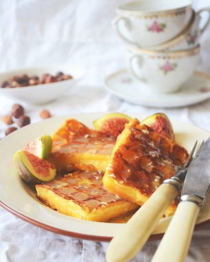 Бельгийские ореховые вафли с соусом из белого шоколада и инжиром