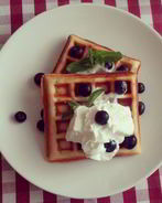 Бельгийские вафли с мороженным и взбитыми сливками