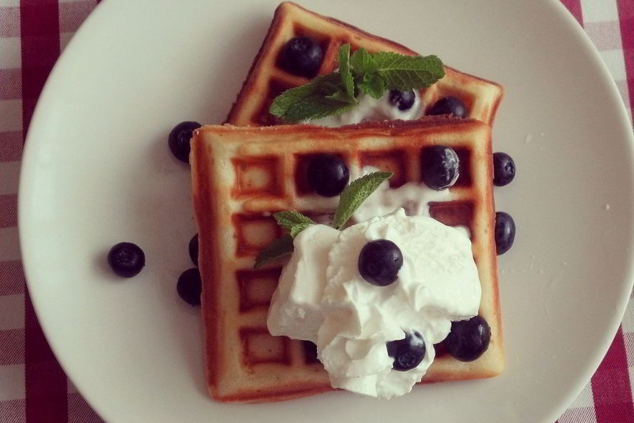 Рецепт бельгийских вафель с мороженным и взбитыми сливками