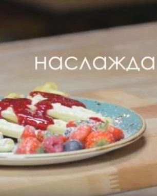 Домашние вафли с малиновым соусом