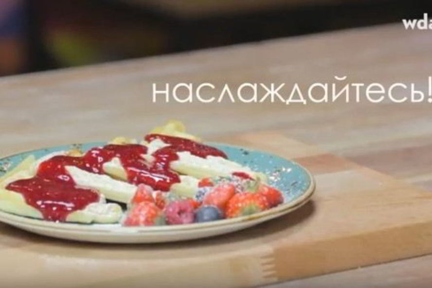 Рецепт домашних вафель с малиновым соусом