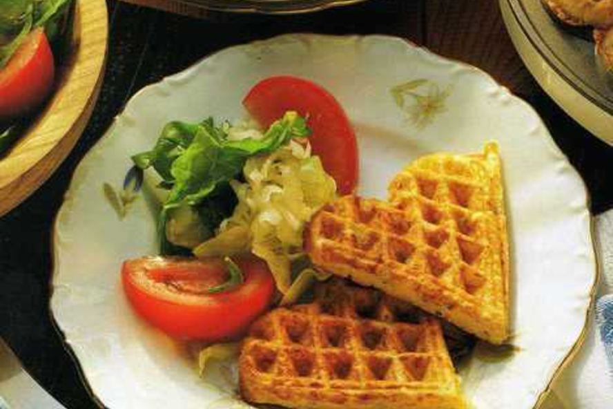 Рецепт сырных вафель с салатом