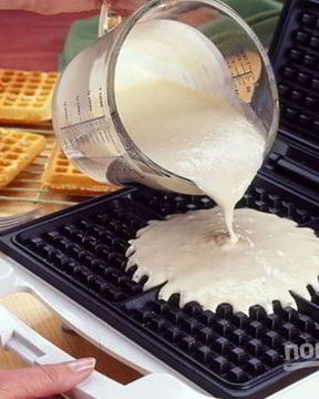 Тесто на вафли в вафельнице