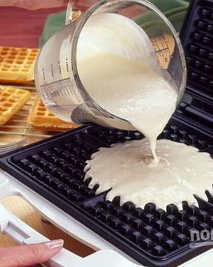 Тесто на вафли в вафельнице