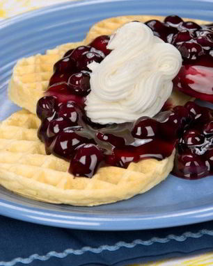 Вафли из пахты с миндально-вишневым соусом и взбитыми сливками