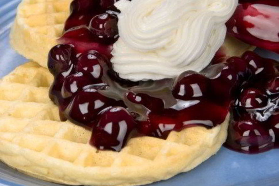 Рецепт вафель из пахты с миндально-вишневым соусом и взбитыми сливками