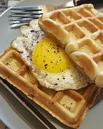 Вафли с беконом и луком