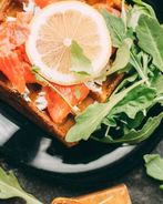 Вафли с лососем, соусом и рукколой