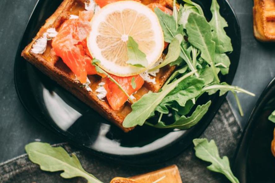 Рецепт вафель с лососем, соусом и рукколой