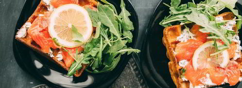 вафли с лососем, соусом и рукколой. Шаг 6