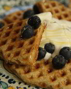 Вафли с ягодами, медом и взбитыми сливками