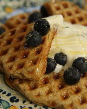 Вафли с ягодами, медом и взбитыми сливками