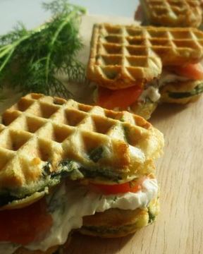 Вафли со шпинатом, сыром и семгой