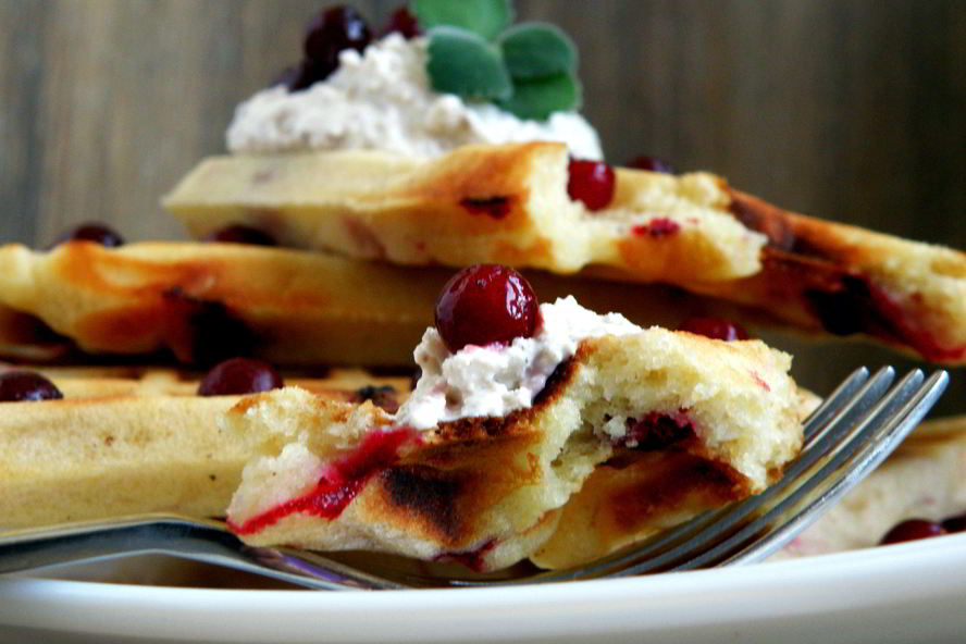 Рецепт венских вафель с брусникой на кукурузной муке