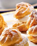 Профитроли с апельсиновым желе и взбитыми сливками