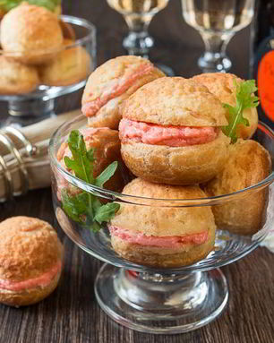 Профитроли с кракелюром и лососевым муссом