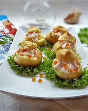 Профитроли с пармезаном и муссом из крабового мяса