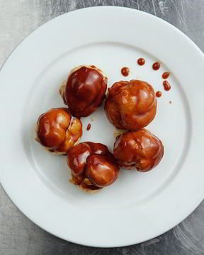 Профитроли с заварным кремом и карамельным соусом