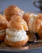 Профитроли со сгущенкой, бананом и апельсиновым соусом