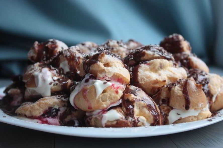 Рецепт торта из профитролей с вишней и шоколадом