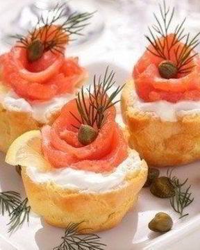 Закусочные профитроли с начинкой из сыра и семги