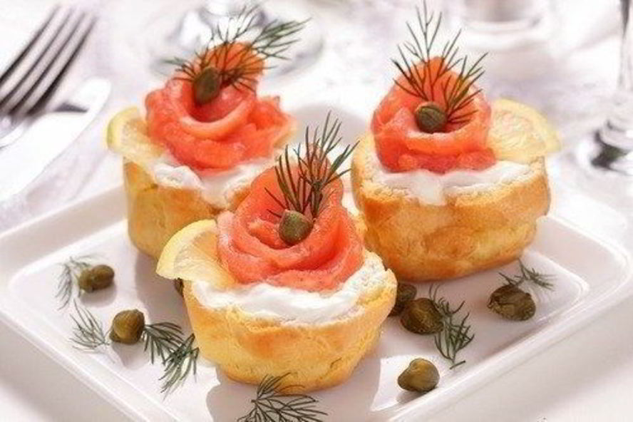 Рецепт закусочных профитролей с начинкой из сыра и семги