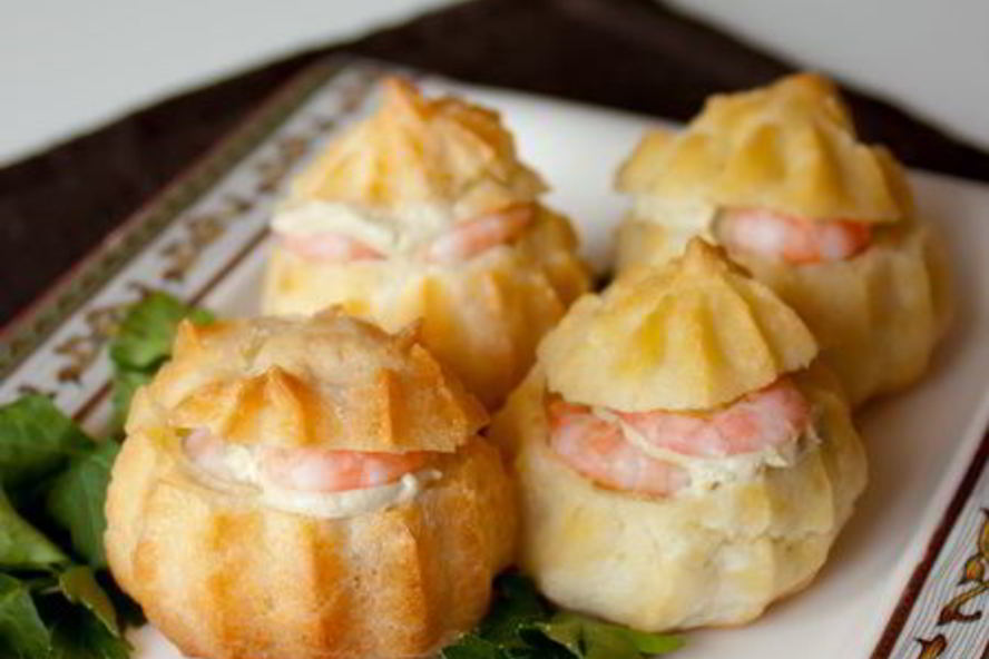 Рецепт закусочных профитролей со сливочным кремом и креветками