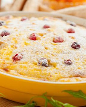 Творожная запеканка с клюквой и изюмом