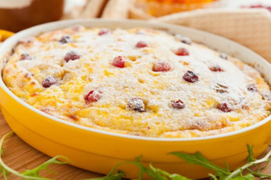 Рецепт творожной запеканки с клюквой и изюмом