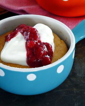 Творожная запеканка с соусом из земляники