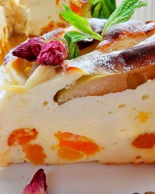 Воздушная творожная запеканка с курагой и яблоками