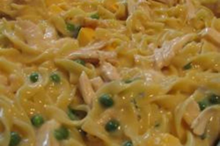 Рецепт запеканки из макарон с консервированным тунцом и горошком