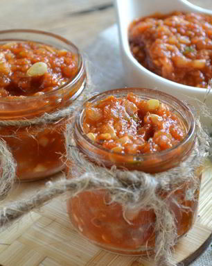 Аджика из кабачков с томатной пастой