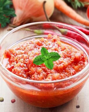 Аджика с хреном и яблоками