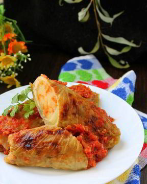 Рулетики из капусты, запеченные в аджике