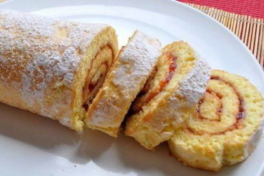 Рецепт быстрого йогуртового рулета с джемом