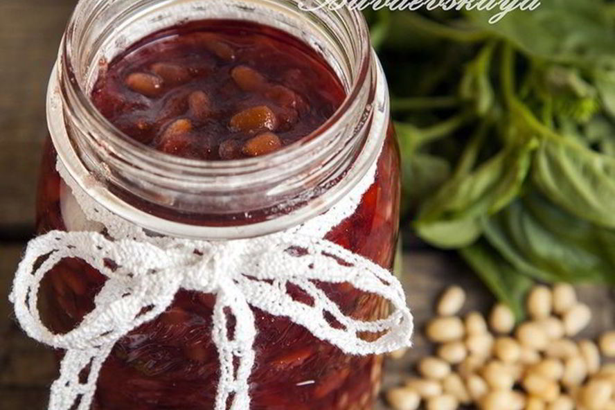 Рецепт клубничного джема с базиликом и кедровыми орешками