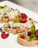 Кростини с джемом и горгонзоллой