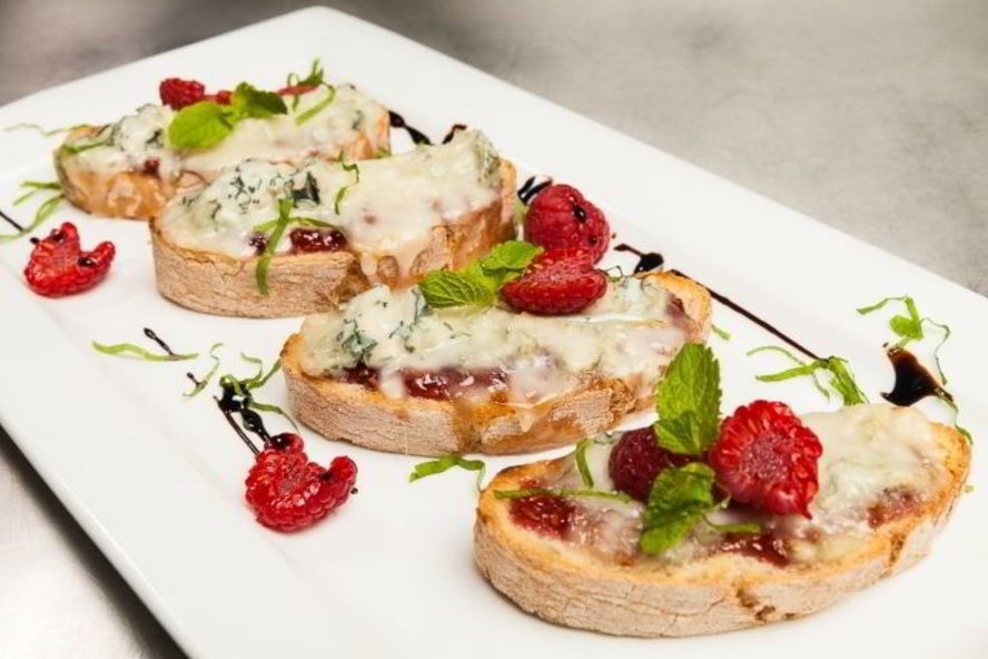 Рецепт кростини с джемома и горгонзоллоя