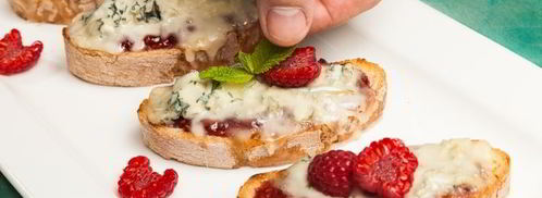 кростини с джемом и горгонзоллой. Шаг 13