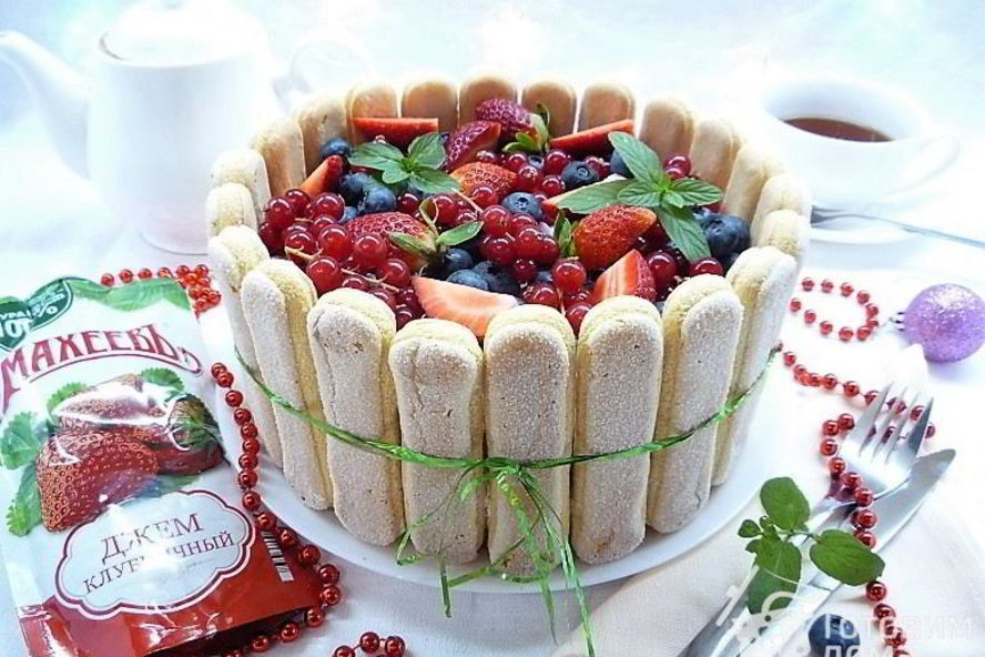 Рецепт шарлотта с ягодами и клубничным джемом