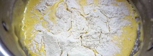 шарлотт с ягодами и клубничным джемом. Шаг 4