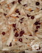 Капуста квашеная в банках с клюквой