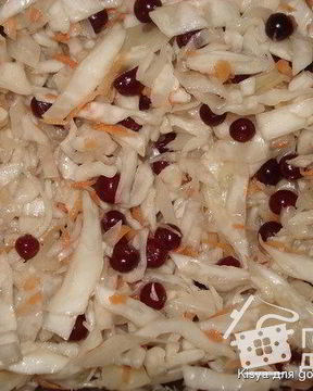 Капуста квашеная в банках с клюквой