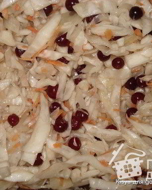 Капуста квашеная в банках с клюквой