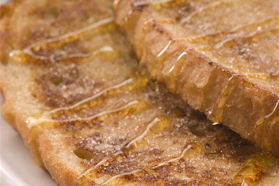 Рецепт сладких французских тостов с теплым персиковым компотом и кленовым сиропом