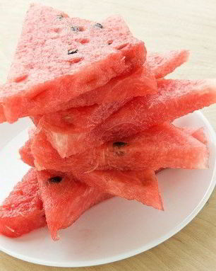 Ломтики арбуза, маринованные в текиле, с крупной солью